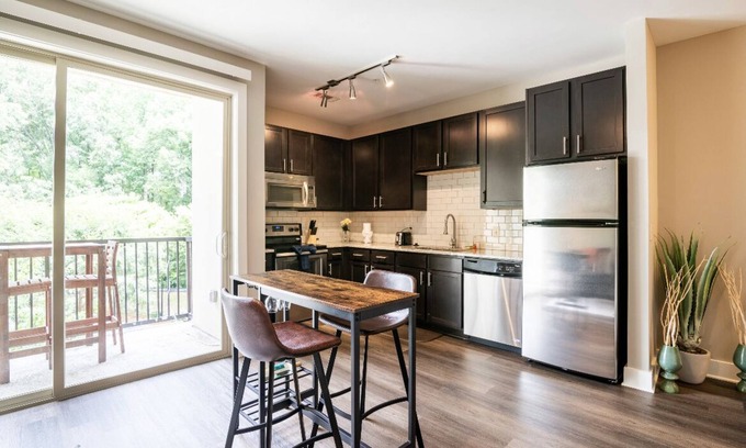Barclay Downs Apartment | Upscale Studio in Ritzy SouthPark Charlotte/King Bed/Balcony/Free Parking!