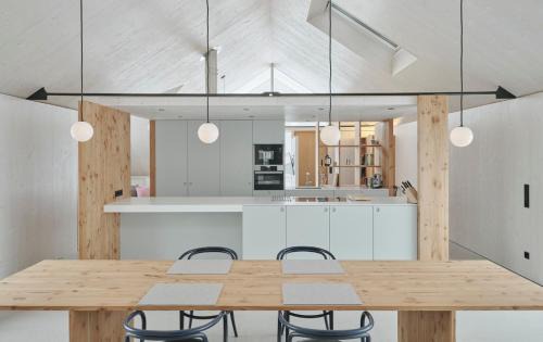 Maurach House | Urban Alpine Penthouse with Lake View