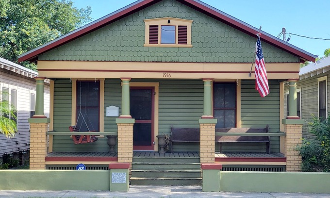 East Ybor House | Urban Bungalow . Close to EVERYTHING!