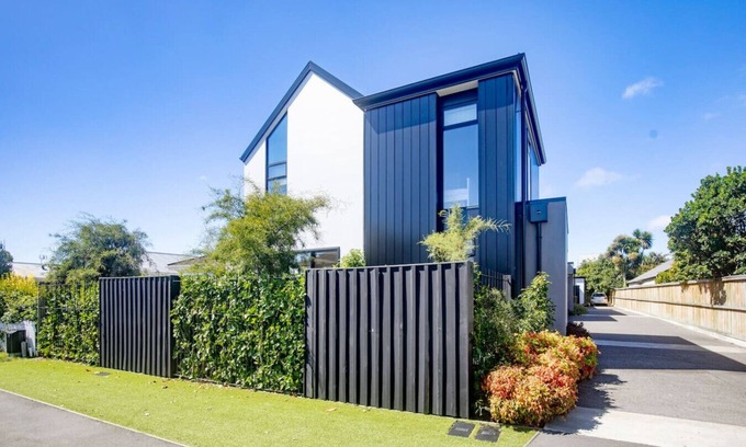 Sherborne Street House | Urban Comfort 3BR with Garage and Close to City Centre