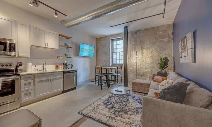 Westown Apartment | Urban Escape | Gym, Hot Tub , Game Lounge , WiFi