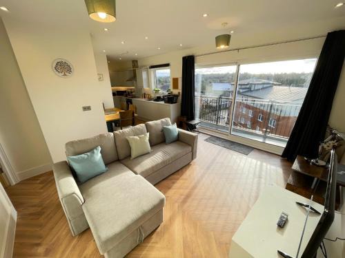Rickmansworth Apartment | Urban Living with Wi-Fi, Balcony & Parking
