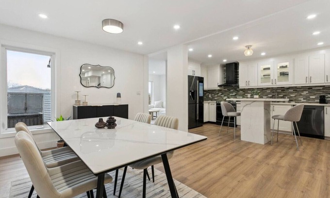 East Credit House | Urban Nest Home 4bed 4bath | Parking | Baby Crib