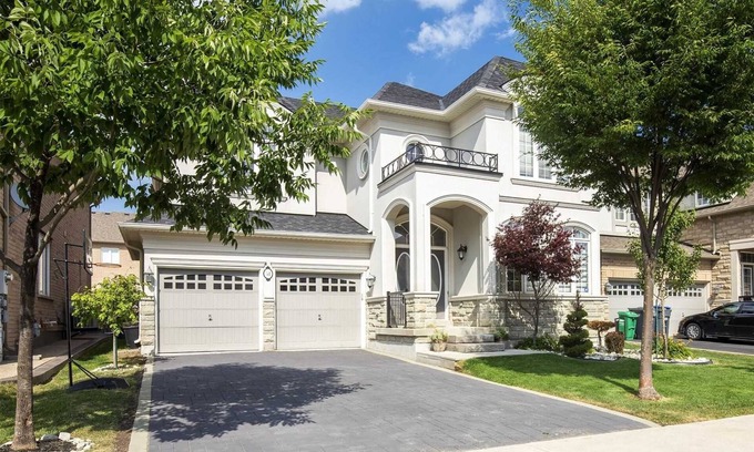 Brampton House | Urban Oasis: Modern 1-Bedroom Haven
