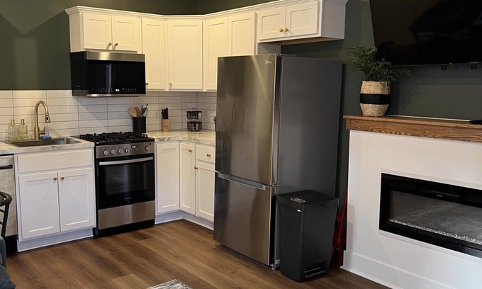 Nelson Apartment | Urban Queen Apartment at The Victorian, Indoor Fireplace + Washer/Dryer