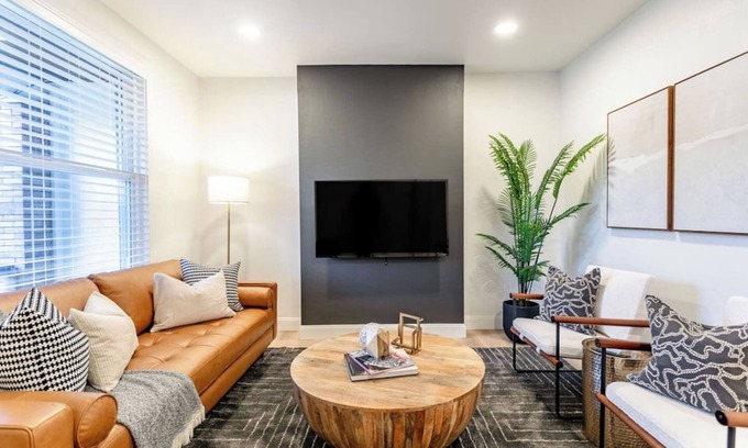 Mount Washington House | Urban Sophistication- Newly Renovated/Pets OK/Minutes to Downtown/King Bed!