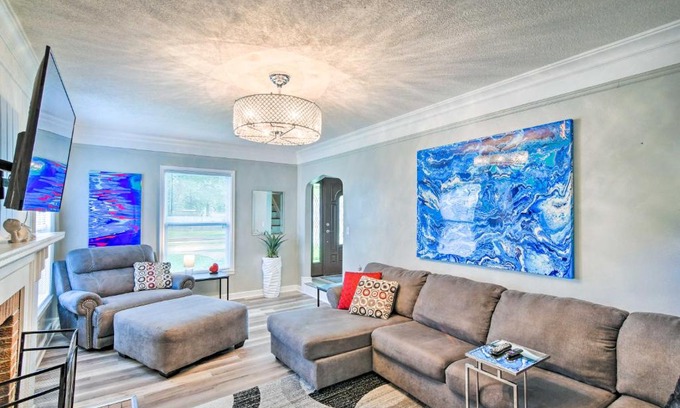 Urbandale House | Urbandale Oasis Game Room, Patio, Grill and More!