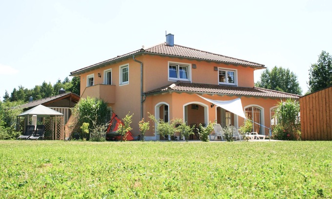 Schwarzenfeld Apartment | Urlaub am See in Bayern mit Sandstrand, Eigenem Tretboot und SUP Board