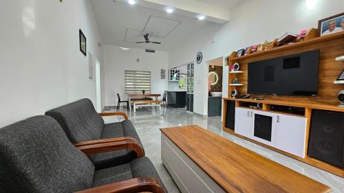 Udumbanchola Apartment | Uthuppan's first floor 2brm