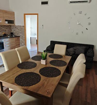 Tata Apartment | Váralja Vendégház Tata