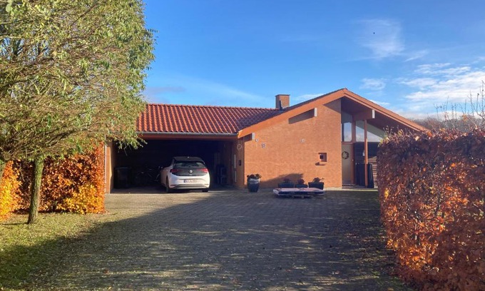 Naestved House | Værelse, bad og toilet i villa