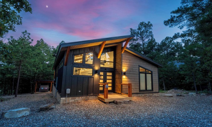 Pickens Cabin | Vacana: Manhattan, Arcade, Hot Tub, Fire Pit, Pets