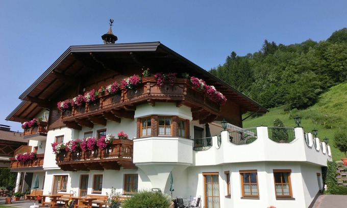 Alpendorf Apartment | Vacation Apartment Landhaus Gruber with Mountain View