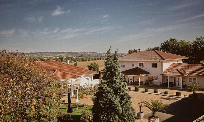 Mainz-Bingen Apartment | Vacation apartment at the Winzerhof with a view of the vineyards.