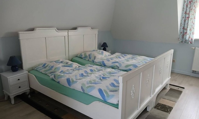Werdau Apartment | Vacation apartment upstairs with bathtub - Kutscherhaus Werdau