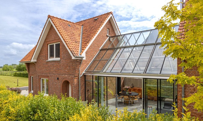 Hoogeinde House | Vacation home with conservatory in beautiful fruit region and yet close to cultural cities.