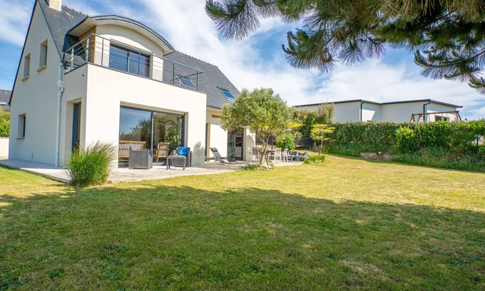 Plouarzel House | Vacation home Hidel by Interhome