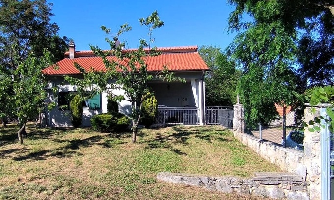 Vrlika House | Vacation house with 4-bedrooms, jacuzzi, gym and huge garden