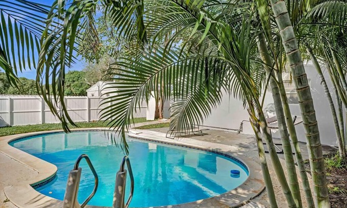 Driftwood House | Vacation pool home Tranquil