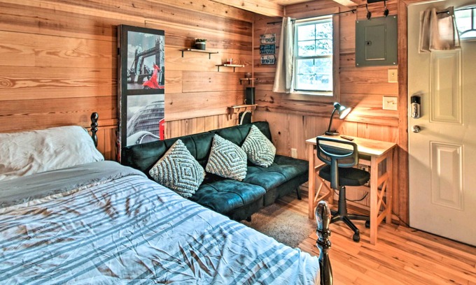 Silver City Apartment | Vacation Rental Cabin Near Fayetteville