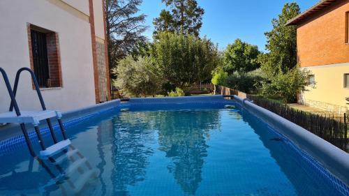 San Giovanni d'Asso Apartment | VAL D'ORCIA DELUXE 2, RAFFINATA CASA immersa nel verde con WiFi, giardino e parcheggio