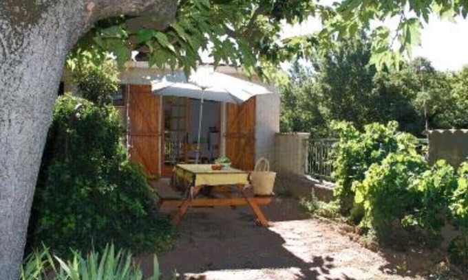 Nebian Apartment | Val'ombreuse : Maison Avec Jardin en Bord de Rivière