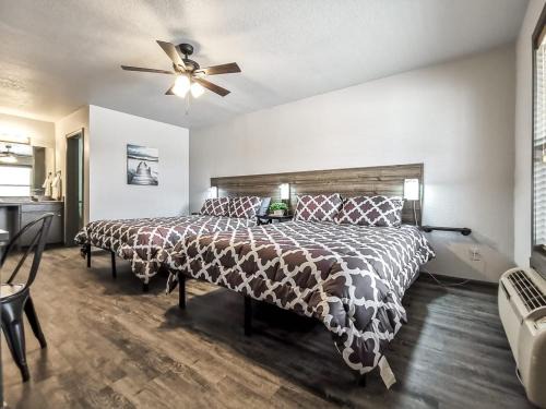 La Cygne Hotel | Valley Cabins Double Queen Hotel Room