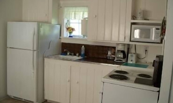 Adelma Beach Cottage | Valley View Motel