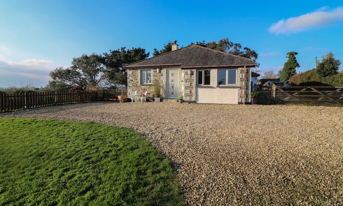 Saint Goran Cottage | VALLEY VIEW, pet friendly, with a garden in Mevagissey