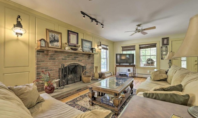 Pomfret House | Vast Vintage-Style Home, half Mi to State Park
