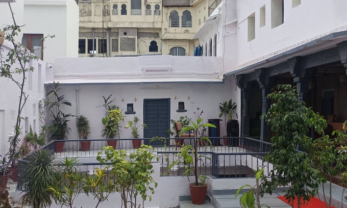 Udaipur City Centre Hotel | Veda Heritage -350 yrs old Heritage Haveli, yoga Courtyard & Lake View Rooftop