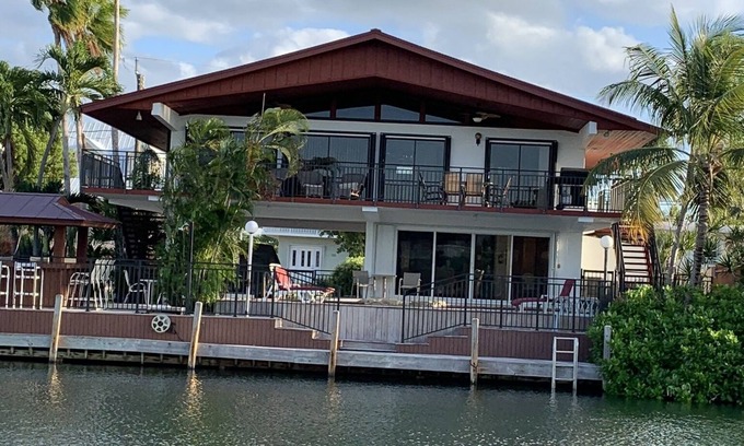 Venetian Shores House | Venetian Tropics weekly Pvt home w/heated Pool, 3 bedroom/70ft dock w/canal