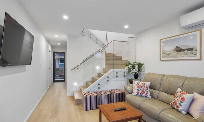 Mangere House | Ventura Heights Townhouse with Parking and Patio