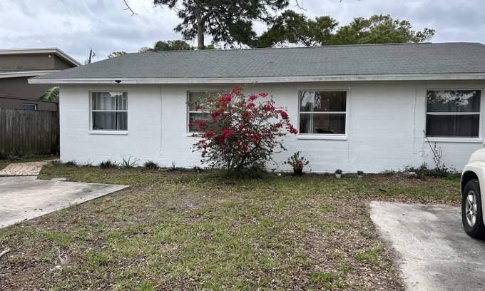 Pinellas Park Apartment | Vera Cottage 10 minutes from St Pete Downtown & Pier 2 bedrooms- 2 king 2 twin