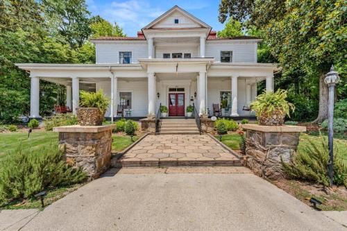 Senoia Hotel | Veranda Historic Inn