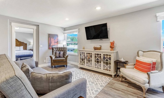 Colorado Springs Apartment | Vermijo Flat! Walkable to OCC & Mins from Downtown