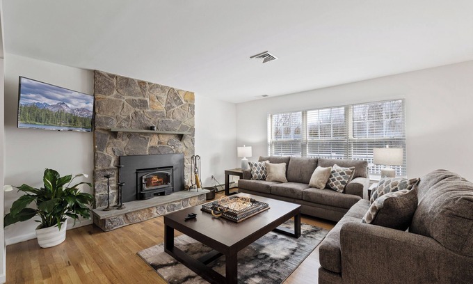 Chester House | Very Private Large Home on 22 Acres with Outdoor Kitchennn