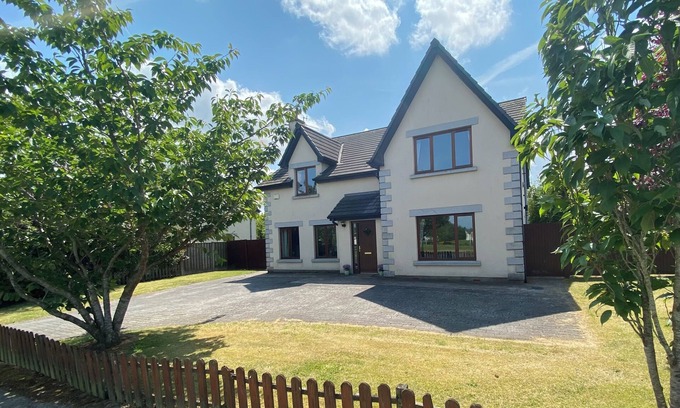 Tullow House | Very spacious, comfortable house sleeps 10 Tullow South East Ireland