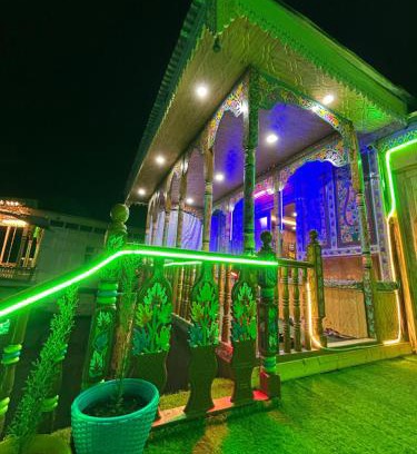 Dal Lake Apartment | VIBEs OF KASHMIR