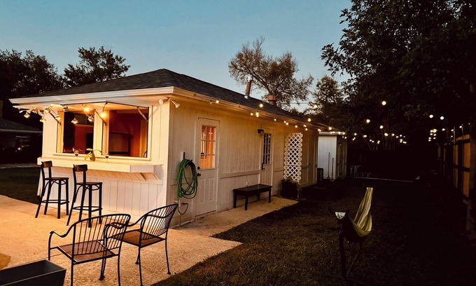 Southwood Valley House | Vibey & Chill - Pool, Slide & Hot Tub! Outdoor Bar! Events/Parties!