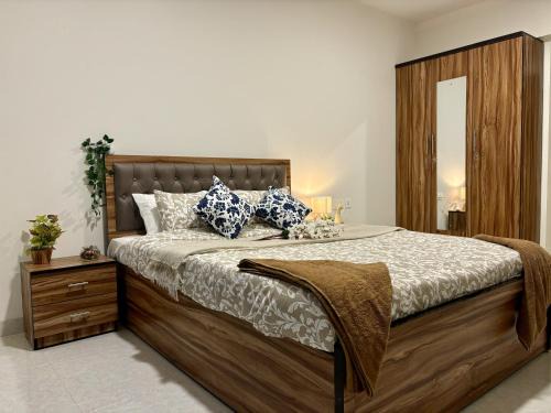 Santacruz Apartment | Vibrant 2 BHK Apartment Near Airport