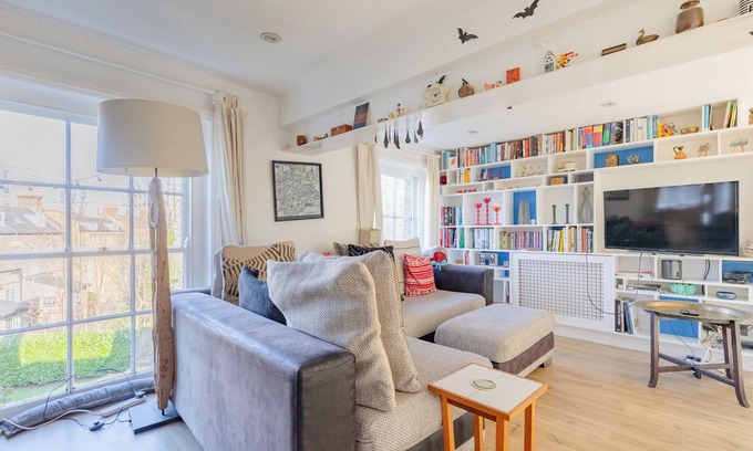Coldharbour Apartment | Vibrant 2BD Flat, 8 Min Walk to Brixton Station