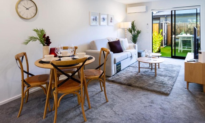 Christchurch City Centre Apartment | Vibrant Central Christchurch Pad 2 bed 1 bath with park