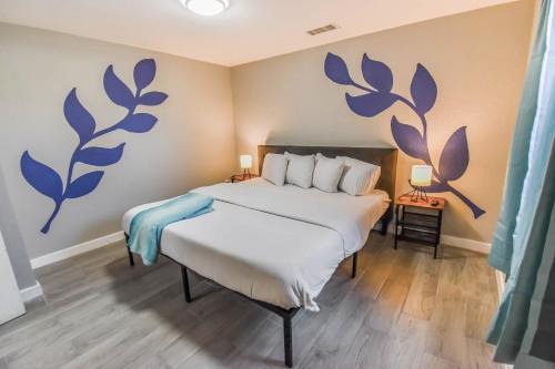 Berkley House | Vibrant & Cozy Two Bedroom Lower Unit King Beds