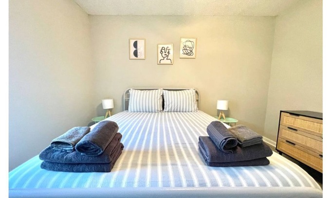 Hinesville House | Vibrant Family Home, Ping Pong table & Large Yard