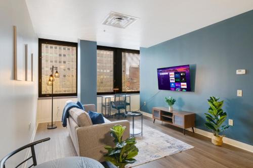 Downtown Pittsburgh Apartment | Vibrant Luxury PRIME LOCATION 24-7 Gym Lounge Roku WiFi