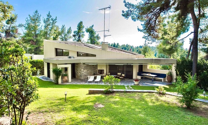 Sane Villa | Vibrant Villa with Pool