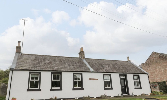 Norham Cottage | VICTORIA COTTAGE, pet friendly, with open fire in Norham