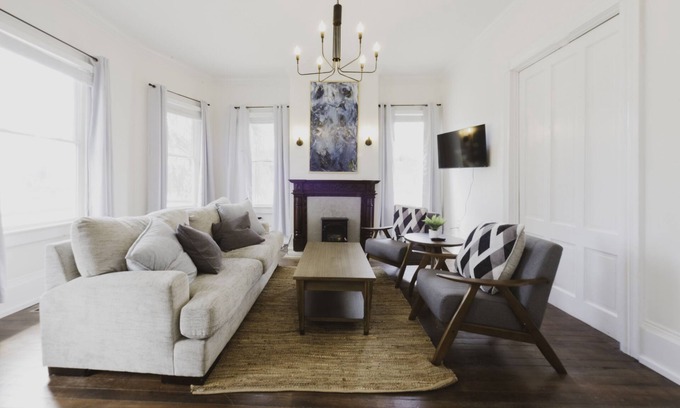 Dixon Park House | Victorian District Gem ★ Walk to Forsyth Park, popular local eateries, & shops!