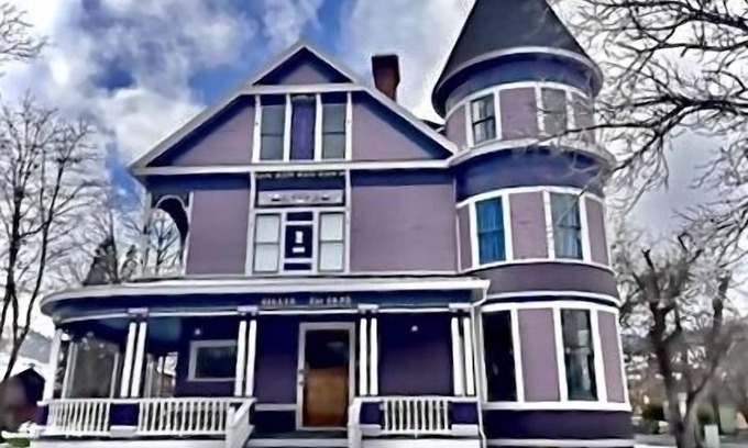 Yreka House | Victorian Mansion Newly Renovated. Sleeps 16. Two kitchens.